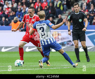 Berlin, Allemagne. 1 octobre, 2017. Le Bayern Munich's Franck Ribery (l) rivalise avec l'hertha par ciljan skjelbred (c) au cours d'un match de Bundesliga allemande entre Hertha BSC et Bayern Munich, à Berlin, en Allemagne, le oct. 1, 2017. Le match s'est terminé avec un 2-2 draw. crédit : shan yuqi/Xinhua/Alamy live news Banque D'Images