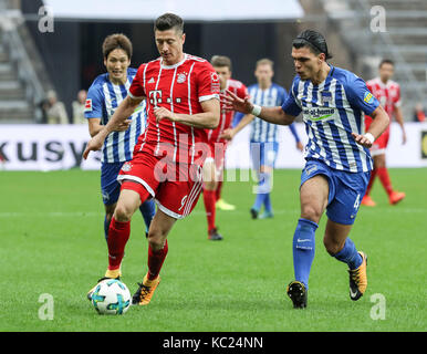 Berlin, Allemagne. 1 octobre, 2017. Le Bayern Munich's robert lewandowski (l) contrôle la balle lors d'un match de Bundesliga allemande entre Hertha BSC et Bayern Munich, à Berlin, en Allemagne, le oct. 1, 2017. Le match s'est terminé avec un 2-2 draw. crédit : shan yuqi/Xinhua/Alamy live news Banque D'Images