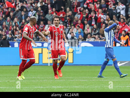 Berlin, Allemagne. 1 octobre, 2017. Le Bayern Munich's mats hummels (c) célèbre son pointage avec Jérôme boateng (l) au cours d'un match de Bundesliga allemande entre Hertha BSC et Bayern Munich, à Berlin, en Allemagne, le oct. 1, 2017. Le match s'est terminé avec un 2-2 draw. crédit : shan yuqi/Xinhua/Alamy live news Banque D'Images