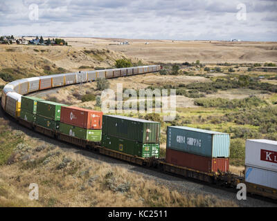 Medicine Hat, Alberta, Canada. Sep 19, 2017. une locomotive tirant un train de marchandises, y compris l'autorack (auto) wagons et conteneurs de transport intermodal, se déplace le long des voies près de Medicine Hat, Alberta. crédit : bayne stanley/zuma/Alamy fil live news Banque D'Images