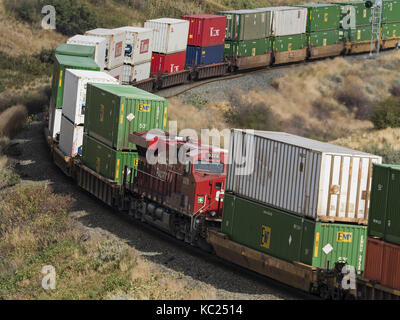 Medicine Hat, Alberta, Canada. Sep 19, 2017. Un train de marchandises du chemin de fer canadien pacifique avec des conteneurs de transport intermodal sur les wagons et une locomotive en milieu de train se déplace le long des voies près de Medicine Hat, Alberta. crédit : bayne stanley/zuma/Alamy fil live news Banque D'Images