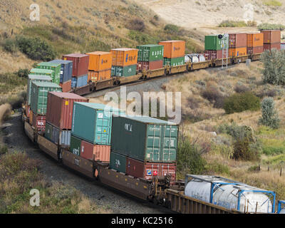 Medicine Hat, Alberta, Canada. Sep 19, 2017. Un train de marchandises du chemin de fer canadien pacifique, y compris le transport intermodal des conteneurs sur des wagons, se déplace le long des voies près de Medicine Hat, Alberta. crédit : bayne stanley/zuma/Alamy fil live news Banque D'Images