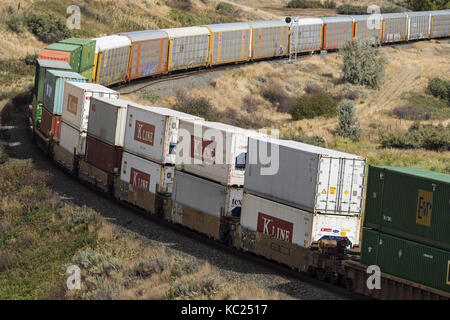 Medicine Hat, Alberta, Canada. Sep 19, 2017. Un train de marchandises du chemin de fer canadien pacifique avec autorack (auto) wagons et conteneurs de transport intermodal se déplace le long des voies près de Medicine Hat, Alberta. crédit : bayne stanley/zuma/Alamy fil live news Banque D'Images