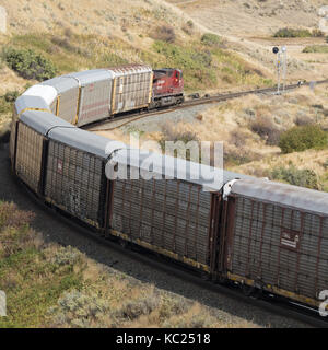 Medicine Hat, Alberta, Canada. Sep 19, 2017. une locomotive tirant un train de marchandises, y compris l'autorack (wagons porte-automobiles), se déplace le long des voies près de Medicine Hat, Alberta. crédit : bayne stanley/zuma/Alamy fil live news Banque D'Images