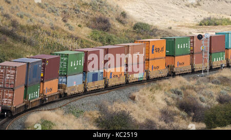 Medicine Hat, Alberta, Canada. Sep 19, 2017. Un train de marchandises du chemin de fer canadien pacifique, y compris le transport intermodal des conteneurs sur des wagons, se déplace le long des voies près de Medicine Hat, Alberta. crédit : bayne stanley/zuma/Alamy fil live news Banque D'Images