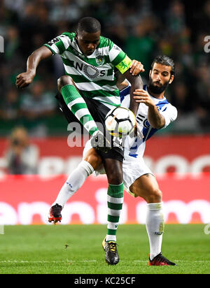 Lisbonne. 1 octobre, 2017. Les sportifs william carvalho (l) le dispute à l'oliverira porto sergio au cours de la ligue portugaise match de foot entre sporting cp et le FC Porto au Stade Alvalade à Lisbonne, Portugal le oct. 1, 2017. Le match s'est terminé avec un 0-0 draw. crédit : zhang liyun/Xinhua/Alamy live news Banque D'Images