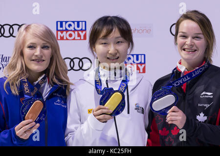 Budapest, kim boutin (r) du Canada et la médaille de bronze de la Grande-Bretagne elise christie prendre une photo pendant la cérémonie pour le women's 1 000 m à l'audi coupe du monde isu courte piste dans Budapest. 1 octobre, 2017 Médaille d'or. choi min jeong (c) de la Corée du Sud, Kim Boutin, médaillé d'argent (r) du Canada et la médaille de bronze de la Grande-Bretagne elise christie prendre une photo pendant la cérémonie pour le women's 1 000 m à l'audi coupe du monde isu courte piste, à Budapest, Hongrie le oct. 1, 2017. crédit : attila volgyi/Xinhua/Alamy live news Banque D'Images