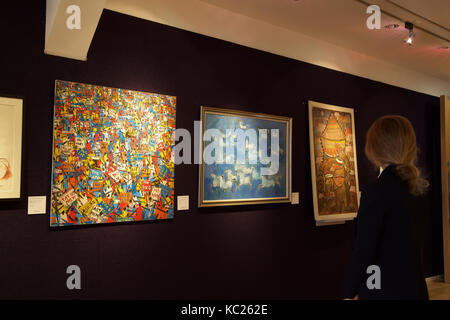 Londres, Royaume-Uni. 2Nd Oct, 2017. Un photocall pour l'Afrique, maintenant Bonhams vente a eu lieu dans la région de New Bond Street, Londres. Sur l'écran : ABLADE GLOVER (ghanéen, né en 1934) - 9 000 6 000 € de protestation. La vente a lieu le jeudi 5 octobre à 2h00. Credit : Keith Larby/Alamy Live News Banque D'Images