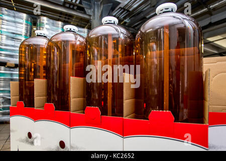 Primator (le maire) brasserie a utilisé 20 litres en plastique transparent appelé petainer comme un contenant de la bière pendant plusieurs années. La brasserie utilise petainers principalement pour l'exportation de la bière à des destinations lointaines comme la Chine, le Chili, le Brésil ou la Russie. animal barils éliminer l'inquiétude au sujet de la collecte et transport retour metal fût barils. sur la photo sont vus en petainers primator brewery à náchod, République tchèque, le 2 octobre 2017. (Ctk photo/david tanecek) Banque D'Images