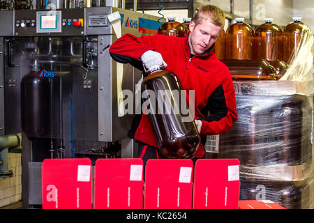 Primator (le maire) brasserie a utilisé 20 litres en plastique transparent appelé petainer comme un contenant de la bière pendant plusieurs années. La brasserie utilise petainers principalement pour l'exportation de la bière à des destinations lointaines comme la Chine, le Chili, le Brésil ou la Russie. animal barils éliminer l'inquiétude au sujet de la collecte et transport retour metal fût barils. sur la photo sont vus en petainers primator brewery à náchod, République tchèque, le 2 octobre 2017. (Ctk photo/david tanecek) Banque D'Images