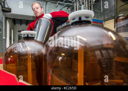 Primator (le maire) brasserie a utilisé 20 litres en plastique transparent appelé petainer comme un contenant de la bière pendant plusieurs années. La brasserie utilise petainers principalement pour l'exportation de la bière à des destinations lointaines comme la Chine, le Chili, le Brésil ou la Russie. animal barils éliminer l'inquiétude au sujet de la collecte et transport retour metal fût barils. sur la photo sont vus en petainers primator brewery à náchod, République tchèque, le 2 octobre 2017. (Ctk photo/david tanecek) Banque D'Images