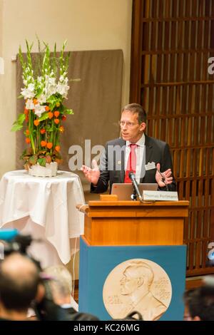 (171002) -- Stockholm, oct. 2, 2017 (Xinhua) -- thomas perlmann, secrétaire du comité Nobel de physiologie ou médecine, annonce les lauréats de 2017 du prix Nobel de physiologie ou médecine au cours d'une conférence de presse à Stockholm, Suède, oct. 2, 2017. Trois scientifiques partagent 2017 Prix Nobel de physiologie ou médecine, le comité Nobel a annoncé lundi à Stockholm. l'Assemblée Nobel de l'Institut Karolinska a décidé d'attribuer le prix de physiologie ou médecine 2017 conjointement à Jeffrey c. hall, Michael rosbash et Michael w. les jeunes pour la découverte des mécanismes moléculaires co Banque D'Images