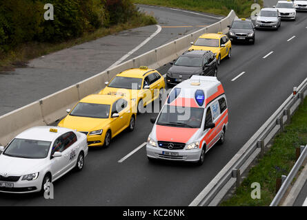 Prague, République tchèque. 09Th oct, 2017. Association des chauffeurs de taxi tchèque a organisé un rendez-lente protester contre uber services dans aux environs de l'aéroport Ruzyne de Prague, en République tchèque, le 2 octobre 2017. crédit : Michal krumphanzl/ctk photo/Alamy live news Banque D'Images