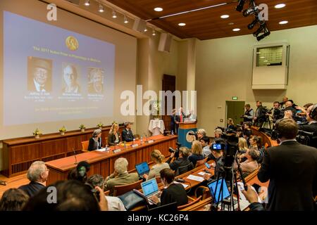 (171002) -- Stockholm, oct. 2, 2017 (Xinhua) -- thomas perlmann (c), secrétaire du comité Nobel de physiologie ou médecine, annonce les lauréats de 2017 du prix Nobel de physiologie ou médecine au cours d'une conférence de presse à Stockholm, Suède, oct. 2, 2017. Trois scientifiques partagent 2017 Prix Nobel de physiologie ou médecine, le comité Nobel a annoncé lundi à Stockholm. l'Assemblée Nobel de l'Institut Karolinska a décidé d'attribuer le prix de physiologie ou médecine 2017 conjointement à Jeffrey c. hall, Michael rosbash et Michael w. les jeunes pour leurs découvertes du mécanisme moléculaire Banque D'Images