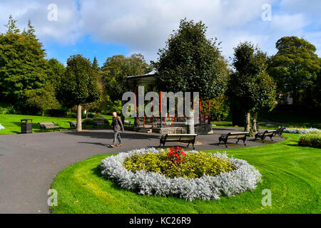 Dorchester, Dorset, UK. 2 octobre 2017. Météo britannique. Le kiosque dans le quartier Jardins en Dorchester, dans le Dorset sur une chaude journée ensoleillée d'automne. Crédit photo : Graham Hunt/Alamy Live News Banque D'Images