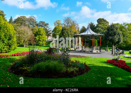 Dorchester, Dorset, UK. 2 octobre 2017. Météo britannique. Le kiosque dans le quartier Jardins en Dorchester, dans le Dorset sur une chaude journée ensoleillée d'automne. Crédit photo : Graham Hunt/Alamy Live News Banque D'Images