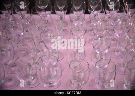 Des verres à vin sur table, verres vides dans une rangée Banque D'Images