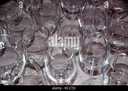 Verres vides dans une rangée, propre verres à vin blanc Banque D'Images