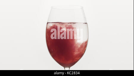 Verser le jus de bleuets dans l'eau dans un verre de vin, grande photo Banque D'Images