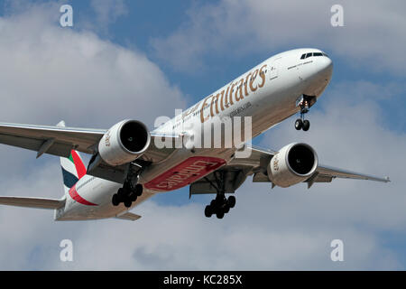 Transport aérien long-courrier. Unis gros-porteurs Boeing 777-300ER passenger jet en approche Banque D'Images