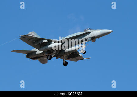 L'aviation militaire moderne. Royal Canadian Air Force (CF-18 CF-188 Hornet) avions de chasse à réaction en vol transportant des réservoirs de carburant externes réservoirs ou Banque D'Images