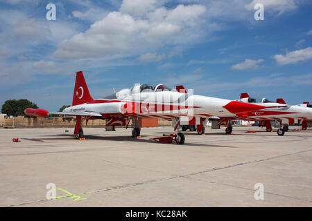 Northrop NF-5 A jet fighter des étoiles turques, l'équipe aérobique de l'armée de l'air turque. Avions militaires. Banque D'Images