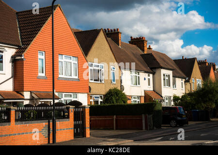 Une rangée de soleil-construction traditionnelle, maisons mitoyennes, situé sur une propriété du conseil d'Ealing, London W5, Angleterre, Royaume-Uni. Banque D'Images