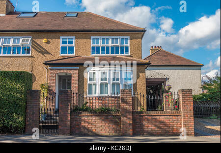 Un traditionnel-construction, extension, maison jumelée, maison d'angle, situé sur un ancien domaine du conseil d'Ealing, London W5, Angleterre, Royaume-Uni. Banque D'Images