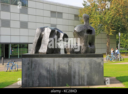 Deux pièces '3' pas de chiffres inclinable 1961 sculpture en bronze de Henry Moore, University of East Anglia, Norwich, Norfolk, England, UK Banque D'Images