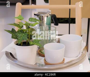 L'alimentation et la cuisine, deux tasses en porcelaine blanche, le verre et le pot de café sur la table utilisée pour préparer et de boire du café le matin. Banque D'Images
