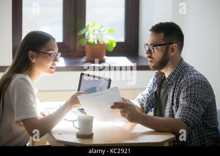 Deux couple détails d'un contrat. concerné demande мan conseiller financier a propos Conditions d'hypothèque. d'obtenir un nouveau prêt au con Banque D'Images