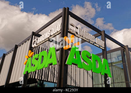 L'affichage à l'Asda à nouveau magasin Barons Quay à Northwich, Cheshire, Angleterre, Royaume-Uni. Banque D'Images