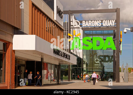 Asda et les anciens magasins Marks & Spencer du nouveau centre de Barons Quay, dans le centre-ville de Northwich, Cheshire, Angleterre, Royaume-Uni. B&M a remplacé M&S en 2021. Banque D'Images