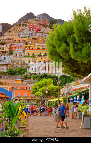 Beach concours de Positano sur la côte amalfitaine, Province de Salerne, en Italie. Banque D'Images