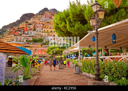 Beach concours de Positano sur la côte amalfitaine, Province de Salerne, en Italie. Banque D'Images