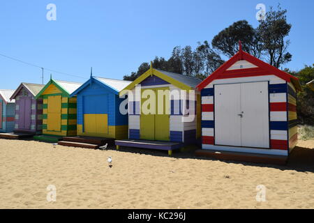 Echelle de couleurs des boîtes sur la plage de Brighton, Melbourne, Victoria, Australie Banque D'Images