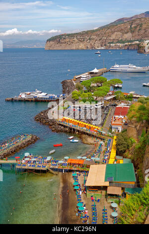 Port de Sorrente, dans la baie de Naples en Campanie, Italie. Banque D'Images