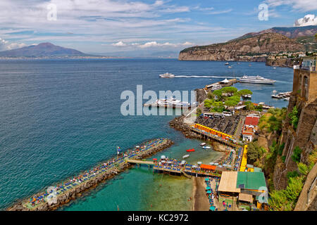 Port de Sorrente, dans la baie de Naples en Campanie, Italie. Banque D'Images