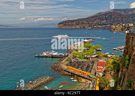 Port de Sorrente, dans la baie de Naples en Campanie, Italie. Banque D'Images