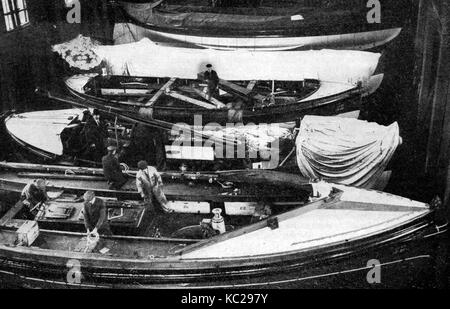 1932 - RNLI (Royal National Lifeboat Institution) canots en réparation à Poplar docks, l'Est de Londres. Banque D'Images