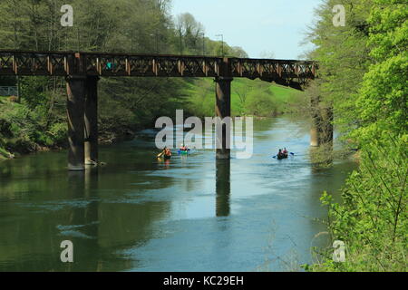 Pont ferroviaire sur la rivière Wye à redbrook. Un groupe de Canadiens voyageant sous canoéiste ouvert Banque D'Images