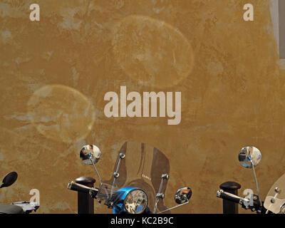 Des rétroviseurs de vespa Scooters et motocyclettes refléter sunshine : mur en stuc à Fiesole, Florence en Toscane, Italie Banque D'Images