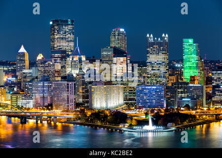 Le centre-ville de Pittsburgh par nuit. Situé au confluent de la Monongahela, d'Allegheny et de l'Ohio, Pittsburgh, également connu sous le nom de 'Steel city Banque D'Images