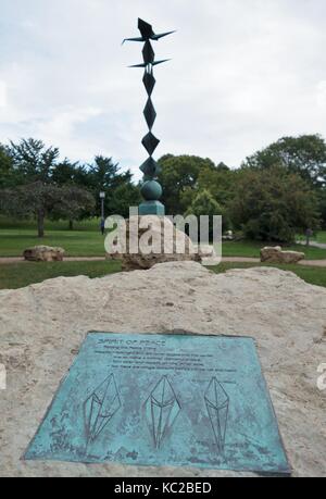 L'esprit de paix l'origami crane sculpture dans le jardin de la paix dans la région de Minneapolis, Minnesota, USA. Banque D'Images