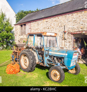 Tracteur, pommes et moulin à pomme à Goren Farm, une ferme biologique à Devon, en Angleterre Banque D'Images