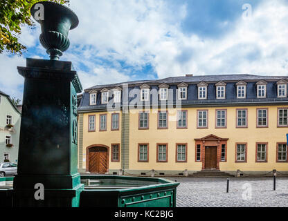 Allemagne, Thuringe, Weimar, Goethe Fontaine à Frauenplan avec vue sur le Goethe- Nationalmuseum, Weimar classique d'un bâtiment dans lequel l'Allemand aut Banque D'Images