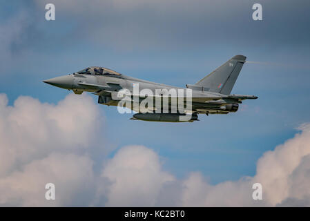RAF Typhoon RGF4 fighter sur un fond de ciel bleu et nuages blancs à Dunsfold Wings & Wheels, UK le 26 août 2017. Banque D'Images