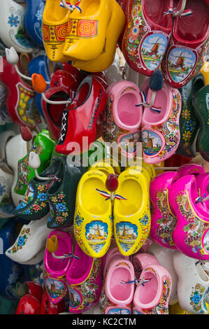 Affichage des souliers en bois pour les enfants Banque D'Images