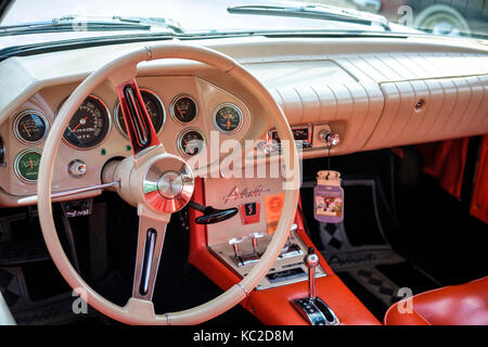 White 1963 studebaker avanti s panneau contenant volant, cadrans, commandes du conducteur, et avanti logo. Banque D'Images