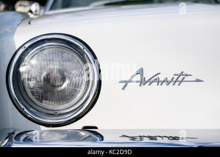 Vue avant du white 1963 studebaker avanti s, close-up de phare avant et logo. Banque D'Images